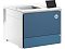 Фото-2 Цветной лазерный принтер HP Color LaserJet Enterprise 6700dn, вид спереди слева под углом: белый корпус, синяя передняя панель, сверху видна зона подачи/вывода и наклонный экран управления; фото на белом фоне для понимания габаритов и формы корпуса в карточке товара.