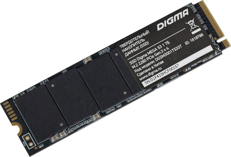 Фото-1 SSD Digma Mega S3 M.2 2280 1TB, вид спереди под углом; чёрная плата формата M.2 2280, три микросхемы памяти, наклейка с маркировкой Digma и золотистый край разъёма M-key; фото показывает лицевую сторону накопителя для страницы товара.
