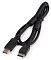 Фото-12 Монитор DIGMA DM-MONB2702, кабель DisplayPort в комплекте; чёрный кабель с двумя разъёмами DisplayPort и ферритовыми фильтрами на проводе; на белом фоне; показывает наличие кабеля для подключения к ПК.