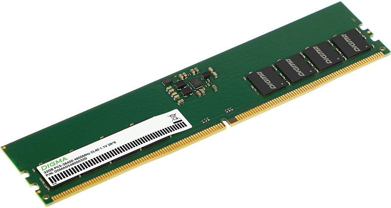 Фото-1 Модуль памяти Digma 32 GB DIMM DDR5 4800 МГц DGMAD54800032D, вид спереди под углом; зелёная плата с пятью видимыми микросхемами Digma, белой наклейкой с маркировкой 32GB PC5-38400 4800MHz CL40 1.1V 2R*8 и золотистыми контактами; изображение показывает конструкцию модуля DDR5 для страницы товара.