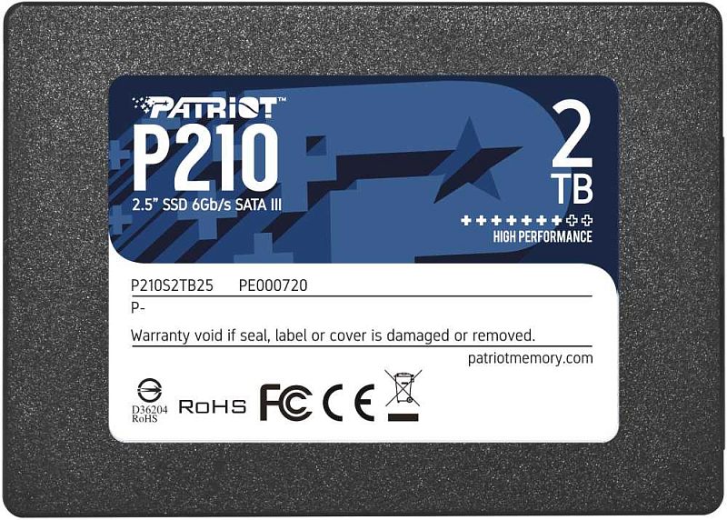 Фото-1 SSD Patriot P210 2TB, фронтальный вид 2.5-дюймового накопителя. Видны чёрный корпус с зернистой текстурой и крупная синяя наклейка P210 с обозначением 2TB и SATA III. Фото важно для страницы товара, потому что показывает лицевую маркировку модели.