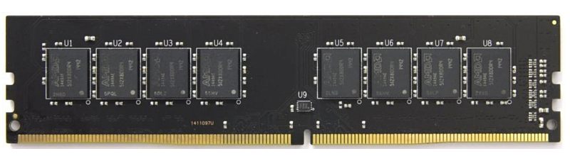Фото-1 Модуль памяти AMD Radeon R9 Gaming Series 8GB, вид под углом спереди: один модуль DIMM DDR4 на белом фоне. Видны чёрный радиатор с красным логотипом Radeon R9, рельефная верхняя часть и золотистые контакты. Фото показывает внешний вид игрового модуля для страницы товара.