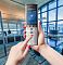 Фото-2 IP-телефон Grandstream WP820, серебристый, демонстрация в руке в офисном интерьере; на фото показаны экран во время вызова, цифровые кнопки, навигационное кольцо и тонкий корпус трубки; изображение помогает понять формат использования беспроводного SIP-телефона на рабочем месте.
