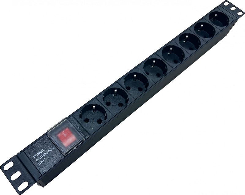 Фото-1 Распределитель питания NTSS PDU-DA1015, общий вид под углом: 8 розеток Schuko в ряд, красный выключатель под прозрачной крышкой и надпись «POWER DISTRIBUTION UNIT»; чёрный корпус с креплениями 19", контекст — питание оборудования в серверной стойке.