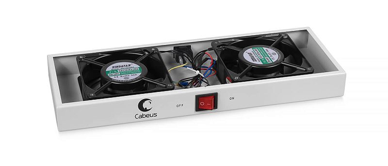 Фото-1 Вентиляторный модуль Cabeus SH-05F (TRAY-FAN2), вид сверху при снятой крышке: два вентилятора в металлическом корпусе, видна проводка и красный клавишный выключатель на передней панели; важно для понимания внутренней компоновки и подключения.