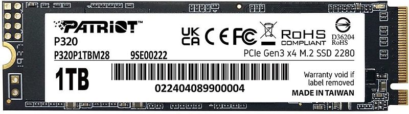 Фото-1 SSD Patriot P320 P320P1TBM28, вид сверху на модуль M.2 2280 1 TB: чёрная печатная плата, крупная белая наклейка с маркировкой модели, золотистый разъём M.2 справа и монтажный вырез слева; фото показывает лицевую сторону накопителя и заводскую маркировку для страницы товара.