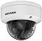 Фото-1 IP-камера Hikvision DS-2CD2747G2HT-LIZS, вид под углом: белый купольный корпус с прозрачным тонированным колпаком, внутри виден блок объектива, на белом фоне; важно для понимания конструкции купола и внешнего вида камеры на странице товара.