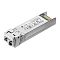 Фото-2 Трансивер SFP+ TP-Link SM5110-SR, вид под углом со стороны оптического порта: открытый двойной разъём LC (два окна), серебристый металлический корпус и наклейка с маркировкой, на противоположном конце зелёная плата и золотые контакты; на белом фоне; демонстрирует тип оптического подключения и посадочную часть, важно для выбора совместимого коннектора и слота.