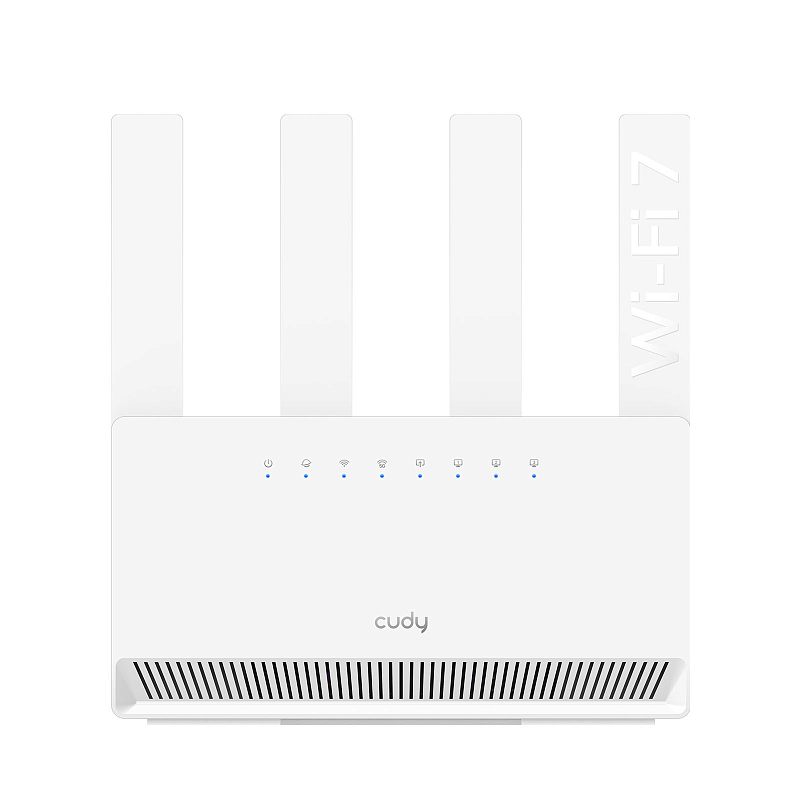 Фото-1 Wi‑Fi роутер Cudy WR3600E, вид спереди: белый корпус с четырьмя антеннами, ряд индикаторов на лицевой панели и вентиляционная решётка внизу; фото на белом фоне — чтобы увидеть фронтальную панель и форму устройства.