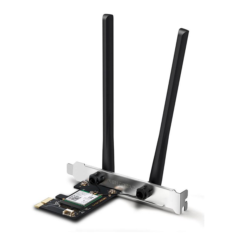 Фото-1 Сетевая карта Mercusys MA80XE, вид под углом на белом фоне; плата PCIe с металлической планкой, два разъёма для внешних антенн и две чёрные антенны, виден модуль на плате; показывает конструкцию PCIe Wi‑Fi адаптера с антеннами для установки в ПК.