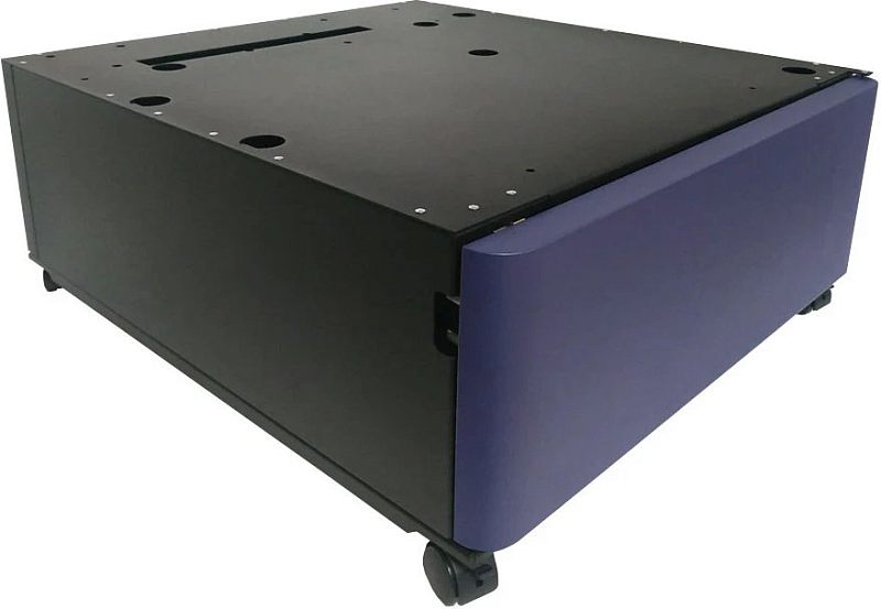 Фото-1 Тумба Kyocera CB-7210M 870LD00129 — вид под углом; чёрный корпус на колёсах с синей фронтальной панелью, сверху отверстия крепления; на белом фоне; показывает внешний вид тумбы-основания для установки аппарата.