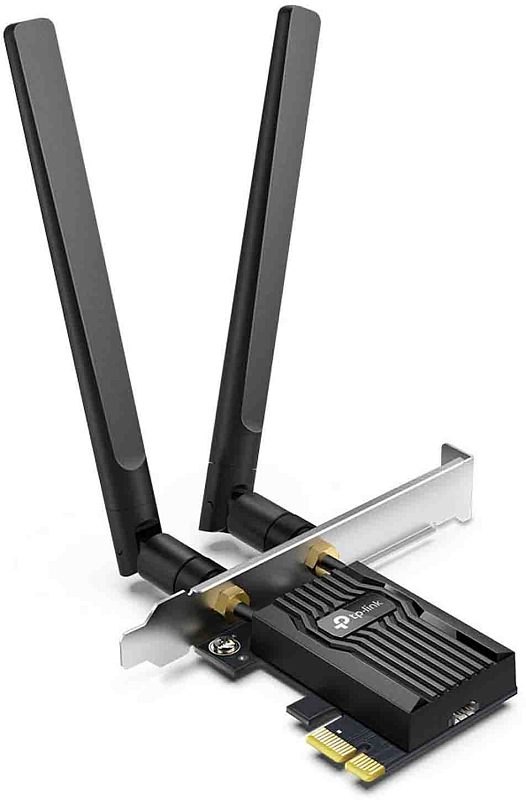 Фото-1 Сетевая карта TP-Link Archer TX55E, PCIe‑адаптер с двумя антеннами, вид под углом на белом фоне; чёрный радиатор с логотипом, металлическая планка и разъём PCIe. Показывает внешний вид адаптера и антенн для установки в системный блок.
