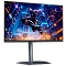 Фото-2 Gigabyte MO27Q3 EK, монитор 27 дюймов, вид спереди слева; видны тонкие рамки, плоская панель, центральная стойка и широкая подставка с угловыми срезами, чёрный корпус; изображение помогает рассмотреть форму монитора под углом.