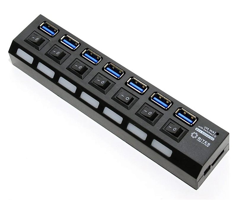 Фото-1 USB-хаб 5bites HB37-303PBK, общий вид под углом: длинный чёрный корпус с семью синими портами USB 3.0, рядом с каждым отдельный чёрный переключатель питания, на боковой стороне расположены световые окна-индикаторы; изображение показывает компоновку портов и выключателей для страницы о USB-концентраторе.