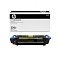Фото-5 Комплект модуля термического закрепления HP Color LaserJet CP60xx CB458A, вид комплекта спереди в уменьшенном масштабе; коробка Image Fuser Kit размещена над модулем закрепления с синими боковыми ручками и горизонтальным корпусом; изображение на светлом фоне, важно для страницы товара, потому что показывает комплектность и пропорции изделия.