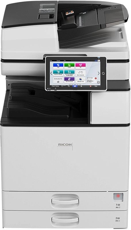 Фото-1 МФУ Ricoh IM 3000, вид спереди: белый корпус с тёмной верхней частью, сверху автоподатчик, по центру сенсорный экран на выносном модуле, снизу два лотка подачи; показывает фронтальную компоновку и органы управления.