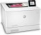 Фото-5 Цветной лазерный принтер HP Color LaserJet Pro M454dw, ракурс спереди слева: виден верхний выходной лоток с цветным листом и сенсорный экран справа, передняя панель с логотипом; белый корпус на белом фоне для демонстрации внешнего вида под углом.