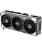 Фото-6 Видеокарта ASUS GeForce RTX 5060 TUF Gaming, фронтальный ракурс под углом; показаны три вентилятора, боковая надпись TUF Gaming и угловые металлические элементы кожуха, цвет графитовый и чёрный; изображение полезно для карточки товара, чтобы рассмотреть форму передней панели и отделку корпуса.