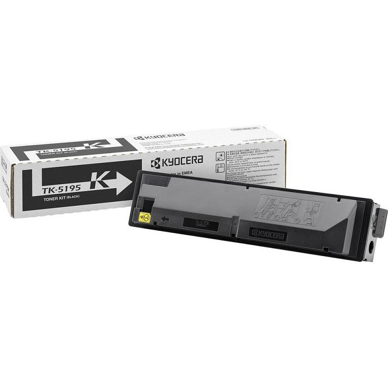 Фото-1 Лазерный картридж Kyocera TK-5195K 1T02R40NL0, чёрный, вид под углом рядом с коробкой. На фото белая коробка TK-5195K и чёрный картридж с рельефной крышкой, серой лицевой панелью и жёлтой предупредительной наклейкой. Изображение на белом фоне показывает переднюю сторону корпуса и маркировку серии, что важно для страницы товара при выборе чёрного картриджа TK-5195K.