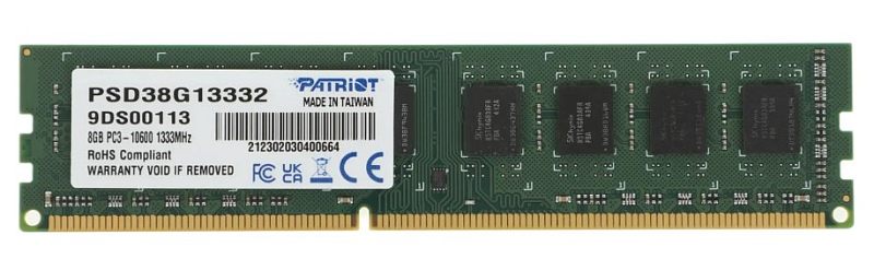Фото-1 Модуль памяти Patriot PSD38G13332 8 ГБ DDR3, вид спереди на зелёную плату DIMM; видны белая наклейка Patriot с моделью PSD38G13332, микросхемы памяти и золотистые контакты по нижнему краю. Это важно для страницы товара, потому что показывает маркировку модуля и расположение компонентов на плате.