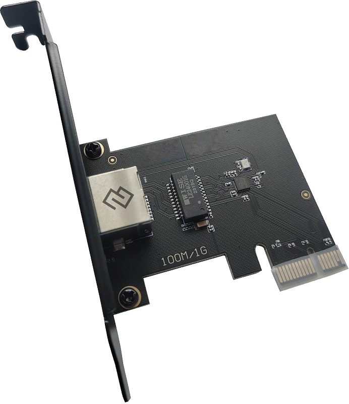 Фото-1 Сетевая карта Digma DPE101G_TX, PCIe‑плата с одним портом RJ‑45, вид под углом; чёрная печатная плата, металлическая планка, микросхемы и надпись «100M/1G». Показывает тип подключения (PCIe) и наличие Ethernet‑порта для установки в ПК.