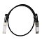 Фото-1 Кабель QSFP28–QSFP28 ACD (серия DA), общий вид: чёрный кабель свернут в кольцо на белом фоне, два широких металлических модуля с чёрными петлями‑язычками. Фото важно для подтверждения форм‑фактора QSFP28 разъёмов.