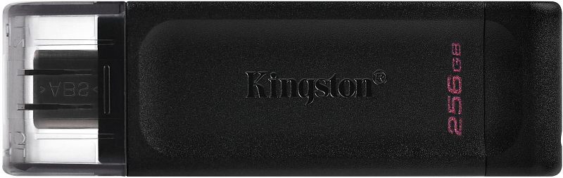 Фото-1 USB‑накопитель Kingston DataTraveler 70 256GB, вид сбоку: чёрный корпус с тиснением Kingston, на торце отметка 256GB, прозрачный дымчатый колпачок на разъёме, на белом фоне — чтобы увидеть размещение колпачка и маркировку объёма на странице товара.