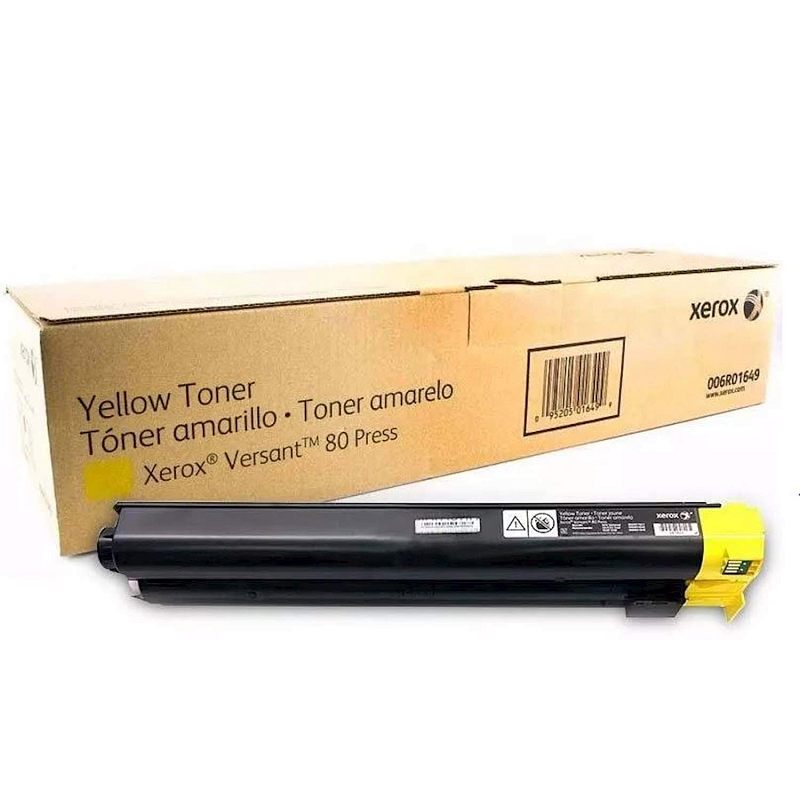 Фото-1 Тонер-картридж Xerox 006R01649 Yellow для Versant 80 Press, фото комплекта на светлом фоне: сзади длинная бежевая коробка, спереди чёрный картридж с жёлтой ручкой и жёлтым торцевым элементом. Видны маркировка Yellow Toner, модель 006R01649, штрихкод и предупреждающая наклейка на корпусе. Такой кадр важен для страницы товара, потому что показывает упаковку и внешний вид жёлтого расходника Xerox.