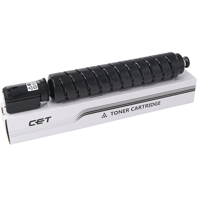Фото-1 Тонер-картридж CET C-EXV67; вид сбоку под углом на коробке. На фото длинный светло-серый ребристый корпус, чёрный торцевой блок с предупреждающей наклейкой и контактная зона слева. Подходит для страницы товара, где важно показать форму картриджа и посадочный торец.