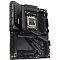 Фото-1 Материнская плата Gigabyte X870E AORUS Elite X3D, вид спереди под углом: чёрная ATX-плата с крупным кожухом AORUS, сокетом AM5, четырьмя слотами памяти, индикатором POST-кодов и длинными радиаторами; изображение показывает компоновку и верхнюю зону охлаждения.