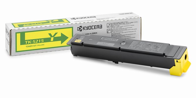 Фото-1 Лазерный картридж Kyocera TK-5215Y 1T02R6ANL0, жёлтый, вид под углом рядом с коробкой. На фото белая коробка TK-5215Y и чёрный картридж с рельефной крышкой, круглым отверстием на торце и жёлтым торцевым блоком. Изображение на белом фоне показывает форму корпуса и жёлтую маркировку, что важно для страницы товара при подборе картриджа TK-5215Y.