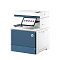 Фото-2 МФУ HP Color LaserJet Enterprise Flow MFP 6800zf, ракурс спереди справа: белый корпус, синяя передняя панель, сенсорный экран под углом, видна боковая дверца справа; помогает оценить доступ к боковым крышкам и расположение экрана.