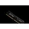 Фото-8 Модуль памяти Kingston FURY Beast KF432C16BB/8W, крупный план под углом на тёмном фоне. Видны часть чёрного радиатора, логотип FURY, фаски корпуса и золотистый контактный край. Такое фото акцентирует конструктивные элементы и фактуру корпуса на странице товара.