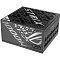 Фото-4 Блок питания для ПК ASUS ROG Strix 1000W, вид под углом со стороны модульной панели. Показаны чёрный корпус, декоративная боковина с логотипом ROG и торец с группами модульных разъёмов. Фото важно для страницы товара, так как показывает компоновку корпуса и порты подключения кабелей.