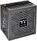 Фото-6 Блок питания Thermaltake Toughpower GF A3 1050W, вид сзади под углом; показаны задняя перфорированная панель с разъёмом питания и переключателями, боковая панель с маркировкой модели и боковая решётка с логотипом Thermaltake; фото важно для обзора задней части корпуса.