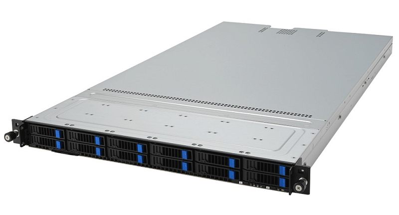 Фото-1 Серверная платформа ASUS RS501A-E12 RS12U — общий вид спереди под углом; передняя панель с рядом лотков 2.5" с синими защёлками, серебристая крышка; чёрная фронтальная рамка; важно для темы конфигурации дисковых отсеков на странице товара.