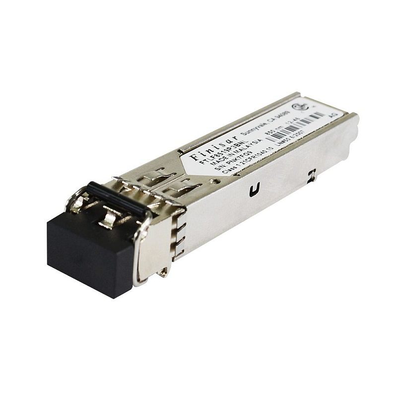 Фото-1 Трансивер Silicom FTLF8519P3BNL SFP 1000BASE‑SX, вид под углом сбоку: на металлическом корпусе видна маркировка, спереди установлена чёрная заглушка оптического разъёма, рядом фиксатор защёлки. Серебристый корпус и чёрные элементы, предметная съёмка на белом фоне; помогает распознать тип SFP‑модуля для подключения оптики в сетевом оборудовании.