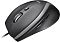 Фото-4 Мышь Logitech M500s проводная, чёрный цвет, вид сверху под углом справа. Показаны колесо прокрутки, кнопка за колесом, серая волнообразная вставка и боковые кнопки в углублении на левой стороне. Это важно для страницы товара, потому что показывает профиль корпуса и расположение навигационных кнопок.