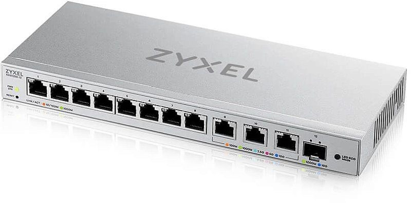 Фото-1 Коммутатор Zyxel XGS1250-12, фронтальный ракурс под углом слева. На фото серебристый корпус с 8 портами RJ-45 слева, 3 multi-gig RJ-45 справа, SFP+ слотом в крайней правой части, кнопкой LED ECO Mode и боковой вентиляцией. Изображение показывает общую компоновку портов и форму корпуса для страницы товара.