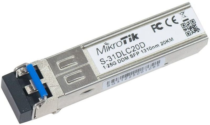 Фото-1 Трансивер MikroTik S-31DLC20D SFP, вид под углом: наклейка MikroTik с маркировкой S-31DLC20D, металлический корпус, синий язычок фиксатора и чёрная заглушка оптического порта; на белом фоне — помогает распознать модель и ориентировать модуль при установке в SFP‑слот.