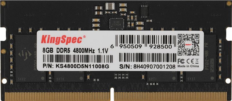 Фото-1 Модуль памяти KingSpec KS4800D5N11008G, фронтальный вид DIMM: чёрная плата, белая наклейка KingSpec по центру, под ней видны чёрные микросхемы, сверху размещён контроллер и группа мелких компонентов, снизу золотистый контактный край. На странице товара это важно, потому что показывает лицевую сторону модуля и маркировку.