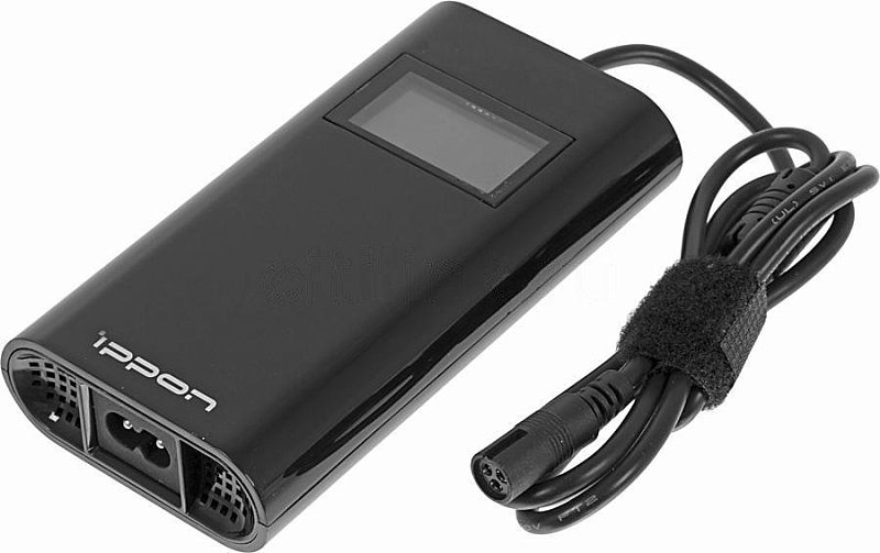 Фото-1 Адаптер питания Ippon D90U 90Вт, общий вид под углом: чёрный корпус с окном LCD‑экрана, выходной кабель с круглым разъёмом и стяжкой, показан внешний вид блока для питания ноутбука