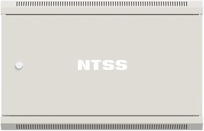 Фото-1 Настенный шкаф NTSS Premium 9U, серый, фронтальный вид; показана глухая передняя дверца с логотипом NTSS, круглый замок слева и вентиляционные прорези по верхней и нижней кромке, для идентификации лицевой части товара.