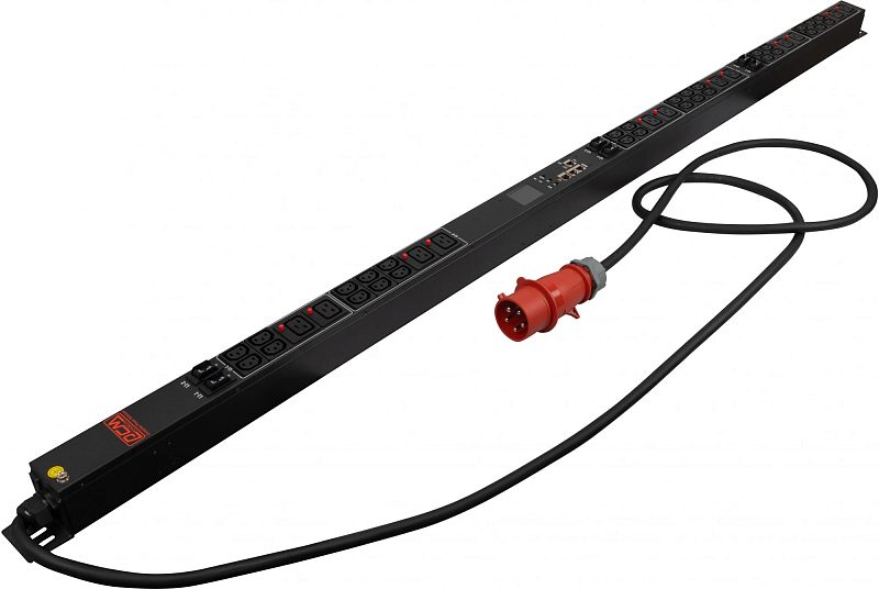 Фото-1 Распределитель питания Powercom PDU 32A Type 5 (0U): общий вид под углом, длинный чёрный корпус с рядом IEC-розеток и индикаторами, блок с портами управления и дисплеем; подключён силовой кабель с красной промышленной вилкой — важно для понимания типа ввода питания и размещения в серверной стойке.