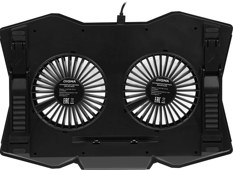 Фото-1 Охлаждающая подставка для ноутбука Digma D‑NCP180‑2X110, вид снизу: два вентилятора под решётками с наклейками DIGMA и знаками сертификации, складные ножки по бокам и подключённый кабель; чёрная — важно для оценки конструкции охлаждения и опор.