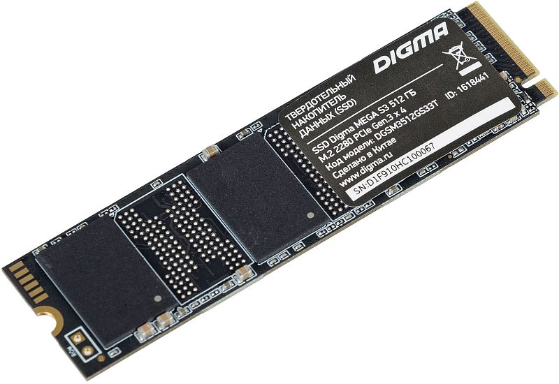 Фото-1 SSD Digma Mega S3 512GB, вид сверху под углом: модуль M.2 2280 на тёмной плате, видны чёрная наклейка с маркировкой, золотистый разъём и три микросхемы памяти; изображение показывает лицевую сторону NVMe-накопителя для карточки товара.