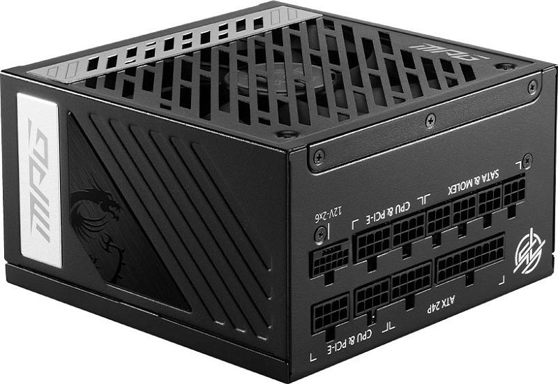 Фото-1 Блок питания для ПК MSI MAG A850GL PCIE5, вид под углом на модульную сторону: сверху декоративная вентиляционная решётка, спереди панель модульных разъёмов с подписями SATA & MOLEX, CPU & PCI-E и 12V-2x6; чёрный корпус на светлом фоне для оценки компоновки коннекторов.