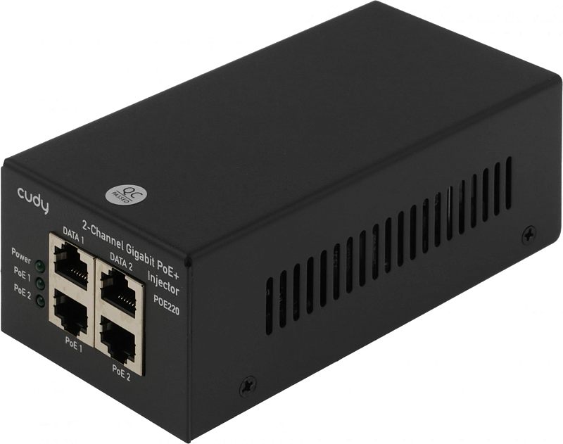 Фото-1 PoE-инжектор Cudy POE220, общий вид под углом; чёрный металлический корпус с вентиляционными прорезями, на передней панели четыре порта RJ45 и индикаторы; на белом фоне; показывает внешний вид и расположение портов для подключения двух линий PoE.