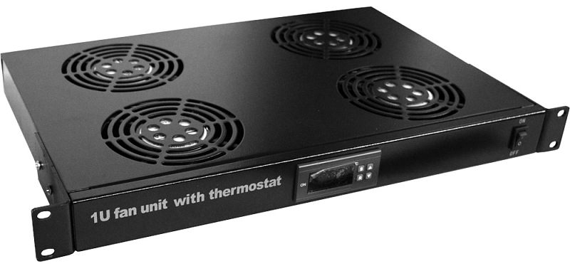 Фото-1 Вентиляторный модуль Lanmaster TWT-CBB-FANB4 Rack-T, вид спереди под углом: чёрная 1U панель с четырьмя круглыми решётками вентиляторов, по центру блок термостата с дисплеем и кнопками, справа тумблер ON/OFF; важно для оценки лицевой панели и управления.