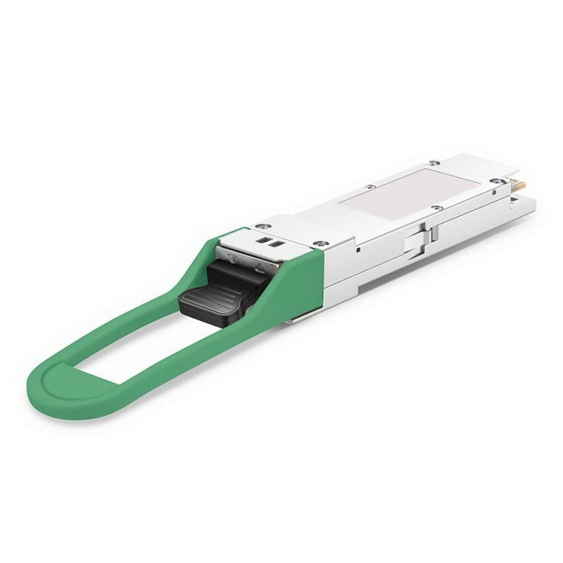 Фото-1 Трансивер Cisco QSFP-100G-SM-SR (QSFP28), вид сбоку под углом: зелёная вытяжная петля (pull tab), чёрная защитная заглушка на торце разъёма, на корпусе видны винты и стыки панелей, сзади — контактная часть. Серебристый корпус с зелёным и чёрным элементами, предметная съёмка; помогает распознать QSFP28-модуль и его механизм извлечения.